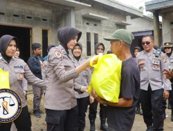 Polda Lampung dan Mahasiswa Gelar Baksos, Polwan Turun Langsung Bantu Korban Banjir di Pesawaran