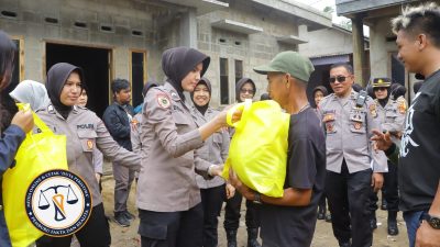 Polda Lampung dan Mahasiswa Gelar Baksos, Polwan Turun Langsung Bantu Korban Banjir di Pesawaran