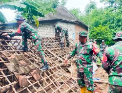Babinsa Kepohbaru Bojonegoro dan Warga, Gotong Royong Membersihkan Material Rumah Roboh di Desa Brangkal