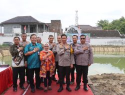 Dukung Program Ketahanan Pangan, Polres Bojonegoro Bersama Pemkab dan Kodim 0813 Tebar Benih Ikan