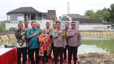 Dukung Program Ketahanan Pangan, Polres Bojonegoro Bersama Pemkab dan Kodim 0813 Tebar Benih Ikan