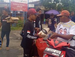 Jum’at Berkah, Ormas GRIB Jaya PAC Sambong Bagikan 100 Paket Nasi Kotak