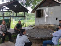 Ciptakan Kamtibmas, Babinsa dan Bhabinkamtibmas Komsos dengan Warga Desa Binaan