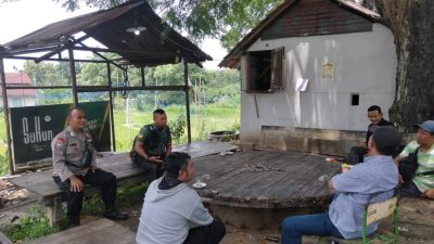 Ciptakan Kamtibmas, Babinsa dan Bhabinkamtibmas Komsos dengan Warga Desa Binaan