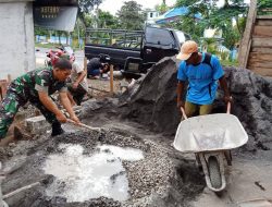 Babinsa Koramil Sambong Gotong Royong Bantu Pembuatan Pondasi Rumah Warga