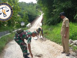 Kompak, Warga Desa Gembyungan Bersama Babinsa dan Bhabinkamtibmas Perbaiki Jalan Paving yang Rusak