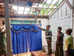Babinsa Koramil Kanor Bojonegoro Bantu Evakuasi Pohon Roboh yang Menimpa Rumah Warga