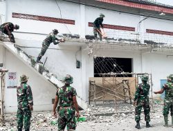 Gotong Royong Bersama Warga, Babinsa Kanor Bojonegoro Bantu Perenovasian Masjid Dusun Ager Ager