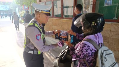Ops Keselamatan Semeru 2025, Satlantas Polres Bojonegoro Sosialisasikan Keselamatan Berlalu Lintas kepada Pelajar dan Pengguna Jalan