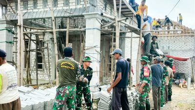 Babinsa Koramil Bubulan Bojonegoro Bantu Warga Ngorogunung Pasang Genteng Rumah