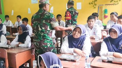 Babinsa Kodim Bojonegoro Kawal Pendistribusian Makan Bergizi Gratis