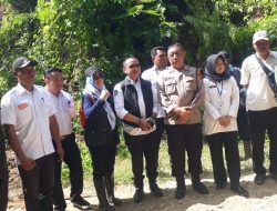 Diguyur Hujan Deras, Jalan Poros Sumenggah Menuju Desa Jatiklampok Banjarejo Blora Longsor