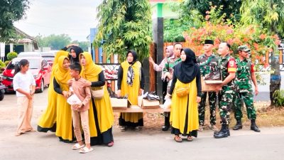 Danramil Kasiman bersama Anggota Bagikan Takjil Menjelang Buka Puasa