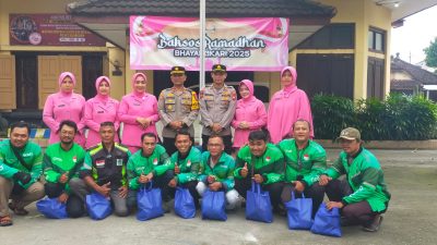 Bhayangkari Ranting se-Cabang Bojonegoro Gelar Baksos, Salurkan Paket Sembako Kepada Tukang Ojek