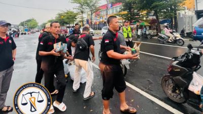 Driver Ambulance Bojonegoro Berbagi Takjil dan Gelar Buka Bersama di Depan Kantor DPRD