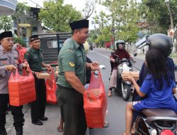 Sinergi Bersama, TNI-Polri di Bojonegoro Berbagi Takjil untuk Masyarakat