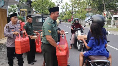 Sinergi Bersama, TNI-Polri di Bojonegoro Berbagi Takjil untuk Masyarakat