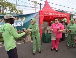 Kompak, Bhayangkari dan Persit Bagikan Takjil kepada Masyarakat di Bojonegoro