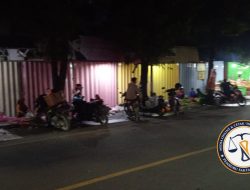 Jelang Idul Fitri, Puluhan Penjual Kembang Ziarah Ramaikan Trotoar Kota Cepu