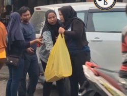 Di Penghujung Ramadhan, Pemuda 02 Pinggiran Cepu Blora Bagikan 200 Paket Takjil Kepada Pengguna Jalan