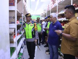 Sidak Supermarket Jelang Lebaran, Kapolres Bojonegoro Pastikan Stok Bapokting Aman