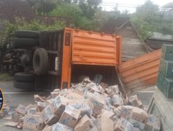 Diduga Akibat Rem Blong, Sebuah Truk Tronton Terbalik di Turunan Curam di Sigro