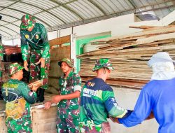 Kompak, Babinsa Kepohbaru Bojonegoro bersama Warga Desa Woro bersih-bersih Lingkungan Balai Desa