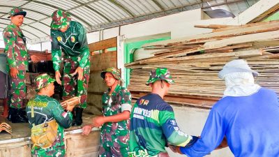 Kompak, Babinsa Kepohbaru Bojonegoro bersama Warga Desa Woro bersih-bersih Lingkungan Balai Desa