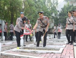 Sambut Hari Bhayangkara ke-79, Polres Bojonegoro Gelar Ziarah ke Taman Makam Pahlawan