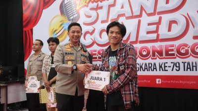 Hari Bhayangkara Ke-79, Kapolres Bojonegoro Tertawa Dengarkan Kritikan Komika dalam Lomba Stand-Up Comedy