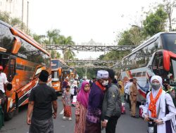 Kedatangan Jama’ah Haji Kloter 64 Asal Bojonegoro Disambut Isak Tangis Keluarga dan Penjemput