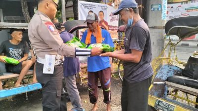 Jumat Berkah, Satlantas Polres Blora Bagikan Sembako di Blok T