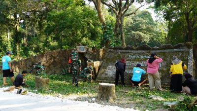 Jalankan Program Unggulan KASAD, Satgas TMMD 125 Bojonegoro bersih-bersih Lingkungan Sumber Air