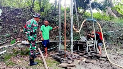 Permudah dapatkan Akses Air Bersih, Satgas TMMD 125 Bojonegoro Buatkan Sumur Bor Warga Soko