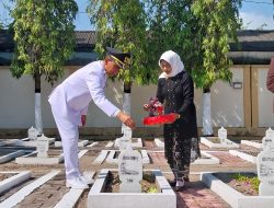 Peringati Hari Kemerdekaan, Bupati Bojonegoro dan Forkopimda Ziarah dan Tabur Bunga di Makam Pahlawan