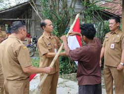 Jelang HUT ke-80 RI, Sebanyak Ratusan Bendera Dibagikan Secara Gratis oleh Setda Blora ke Warga