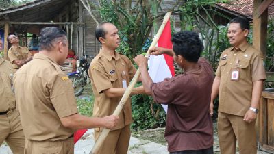Jelang HUT ke-80 RI, Sebanyak Ratusan Bendera Dibagikan Secara Gratis oleh Setda Blora ke Warga