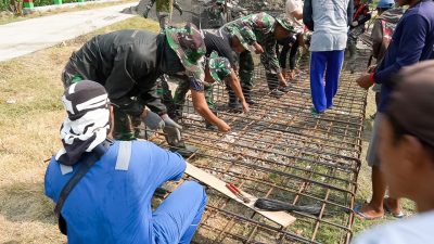 Bersama Warga, Satgas TMMD 125 Bojonegoro Kebut Pengerjaan Rehabilitasi Check Dam