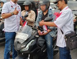 Kolaborasi DPW dan DPD IWOI Jateng Bersama Polsek Semarang Barat Bagikan Bendera Merah Putih di Exit Tol Krapyak