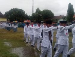 Hujan Deras Tak Surutkan Semangat Peserta Lomba Gerak Jalan di Senori Tuban