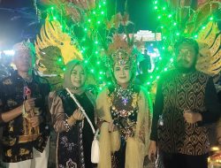 Kontingen Desa Tlemang Angkat Tema “Mendak Sanggring” di Lamongan Night Carnival 2025