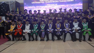 UNITRI Wisuda 400 Mahasiswa, Pertama Kali Dipimpin Rektor Baru