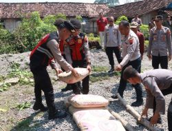 Peduli Korban Puting Beliung, Kapolres Blora Pimpin Baksos di Desa Getas