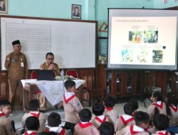 Wujudkan Sekolah Adiwiyata, DLH Bojonegoro Sosialisasi Pengolahan Sampah di SDN Kadipaten 1