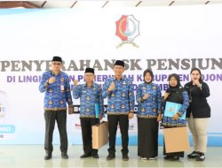 Bupati Bojonegoro Serahkan SK Pensiun dan Apresiasi kepada 62 PNS Purna Tugas