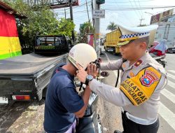 Operasi Zebra Semeru Polresta Malang Kota Bagikan 100 Helm Gratis