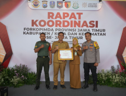 Bupati Bojonegoro dan Lurah Kepatihan Sabet Penghargaan Terbaik IV Lomba Siskamling Terpadu Jogo Jatim 2025