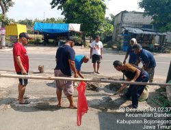 Warga RT 01/02 RW 01 Desa Dander Gotong Royong Ngecor Jalan Poros Desa