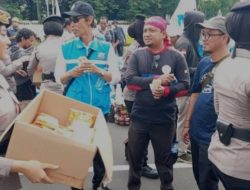 Humanis Polwan Polda Metro Jaya Layani Massa Buruh dari Berbagi Air hingga Roti