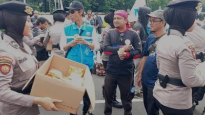Humanis Polwan Polda Metro Jaya Layani Massa Buruh dari Berbagi Air hingga Roti